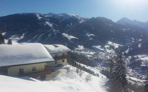 Verschneiter Kinderbauernhof Steffenegg mit Bergpanorama für Familienurlaub in Österreich